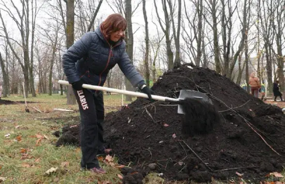 Старшыня Савета Рэспублікі Наталля Качанава працуе з рыдлёўкай у руках / t.me/sovrep
