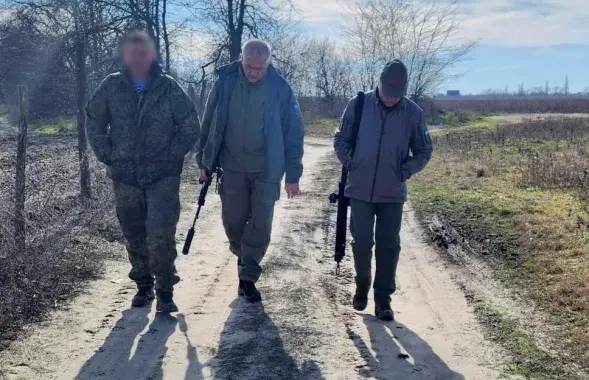 "Глава Крыма" Сергей Аксенов (в центре) проверяет, как&nbsp;полуостров готов к украинскому контрнаступлению /&nbsp;@Aksenov82
