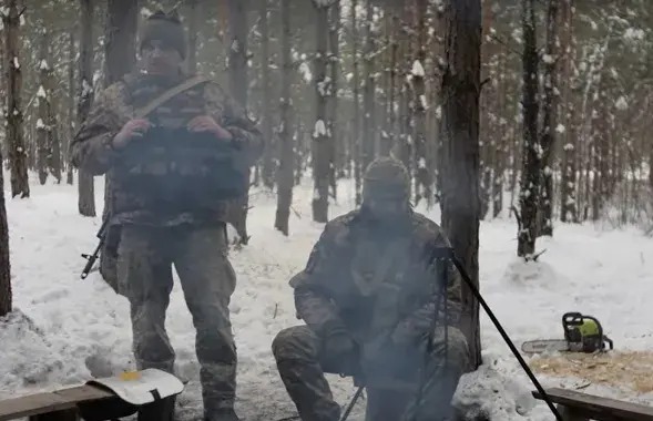 Украінскія "партызаны" ў лесе каля беларускай мяжы / Скрыншот з відэа
