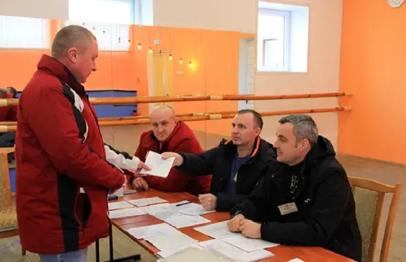 Так праходзіла "зверка ўліковых даных" у Пружанах / budni.by
