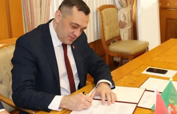 Aliaksandr Subotsin signs a document / t.me/vitebsk_region_official/
