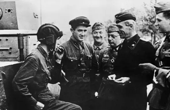 Советские и немецкие военные, 1939 год / bbc.com​