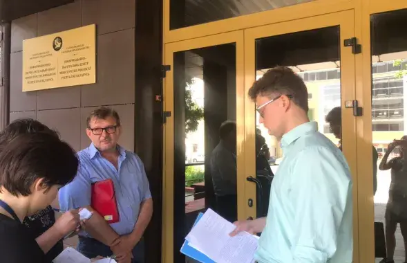 Lawyers and journalists near the Financial Investigation Department Headquarters in Minsk&nbsp;/ Euroradio