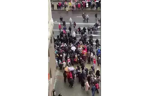 Столкновения между омоновцами и пенсионерами / кадр из видео