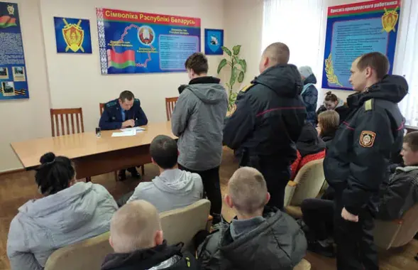 Сотрудник прокуратуры санкционирует взятие под стражу подростка в Жлобине /&nbsp;ndsmi.by
