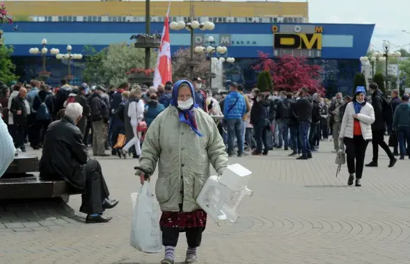 Бабуля падчас мітынгу ў Мінску / Еўрарадыё
