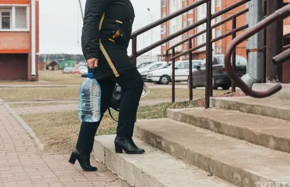 Жительница Бешенковичей несет воду / TUT.by