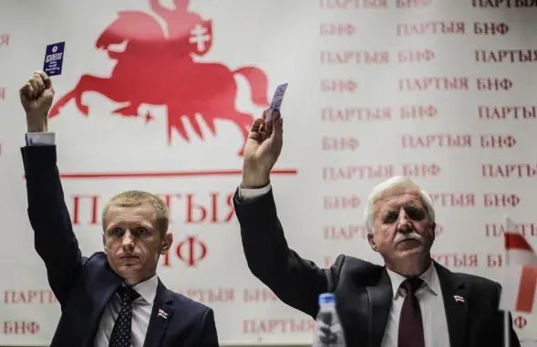 Кіраўнік Партыі БНФ Рыгор Кастусёў (справа) трэці год знаходзіцца ў зняволенні / Svaboda.org