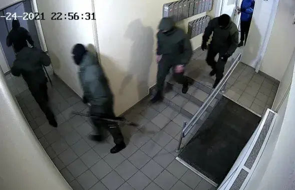 Невядомыя ў балаклавах выламалі дзверы ў пад'здзе дома ў Брылевічах​&nbsp;/ скрыншот відэа