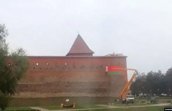 Красно-зеленый флаг на стене замка в Лиде / svaboda.org​