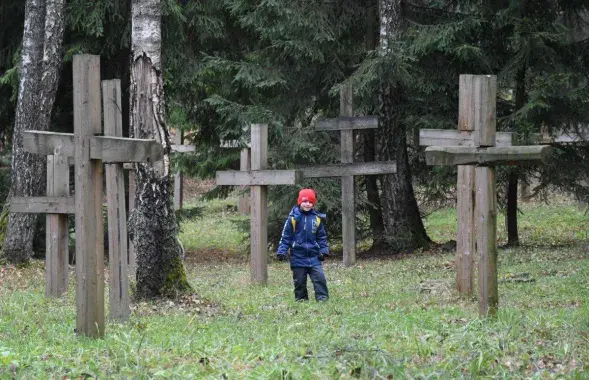 Мальчик на Дзяды в Куропатах / Здесь и далее фото: Роман Протасевич, Еврорадио