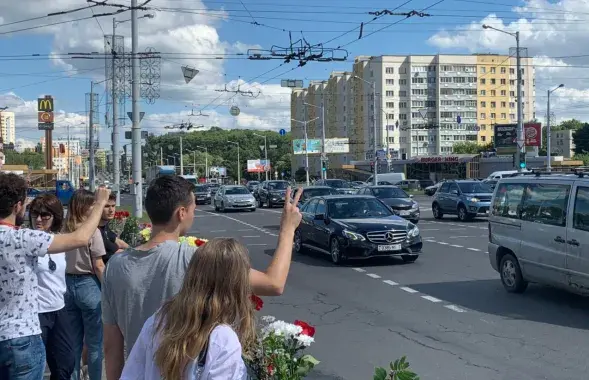 Людзі ўскладаюць кветкі каля станцыі метро &quot;Пушкінская&quot; / Еўрарадыё