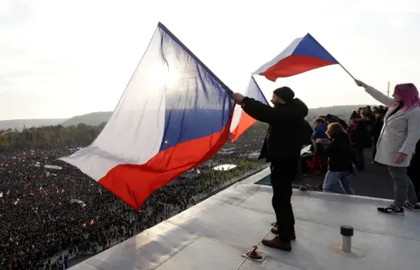 Люди с чешскими флагами​ / Reuters