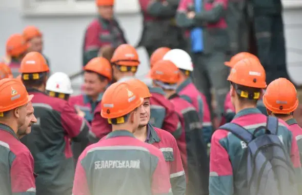 Workers of Belaruskali discussing the strike, August 2020 / Euroradio