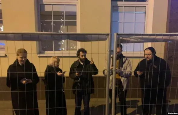 Акцёры тэатра спрабуюць працягваць спектакль пра падзеі ў Беларусі на вуліцы / "Радыё Свабода"