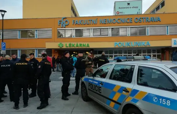 Полиция около больницы в Остраве​ / twitter.com/PolicieCZ