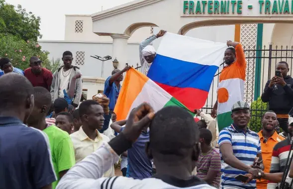 Сторонники путчистов в Нигере поднимают российский флаг / reuters.com