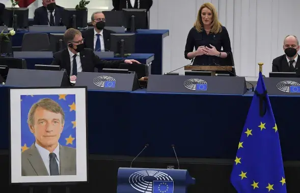 Роберта Метсола и портрет бывшего спикера Европарламента Давида Сассоли / twitter.com/chedisagio