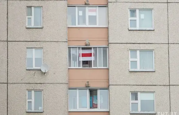 Сцягі ў акне (фота носіць ілюстрацыйны характар) / з архіву TUT.BY​