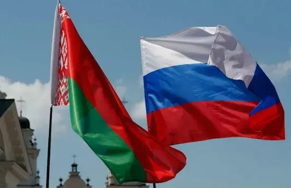 Флаги Беларуси и России, иллюстративное фото
