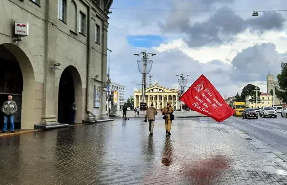 У суботу, 28 жніўня, двое мужчын шпацыравалі ў раёне Кастрычніцкай плошчы з rрасным сцягам / Euroradio