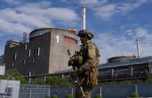 Расійскі вайсковец на фоне Запарожскай АЭС / AFP