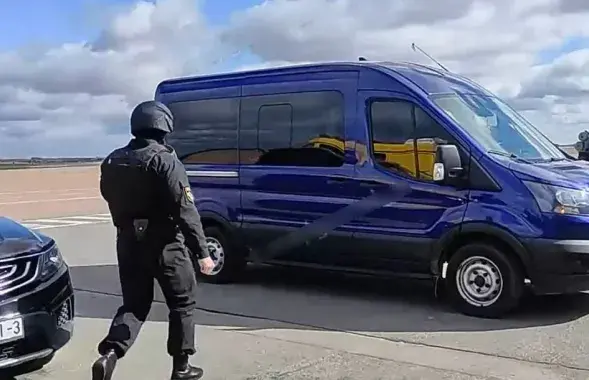 Па аднаго з "экстрэмістаў" гомельскія сілавікі прыехалі ў аэрапорт / скрыншот відэа
