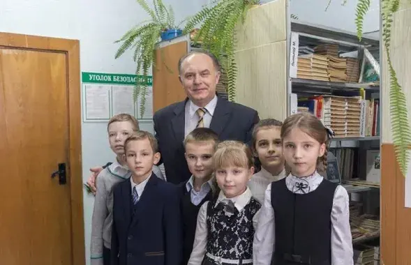 Мікалай Жуковіч са школьнікамі /&nbsp;@viasna96
