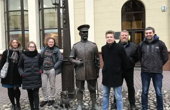 Коллектив Еврорадио также сфотографировался около скульптуры