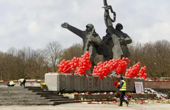 Помнік Вызваліцелям у Рызе / EPA