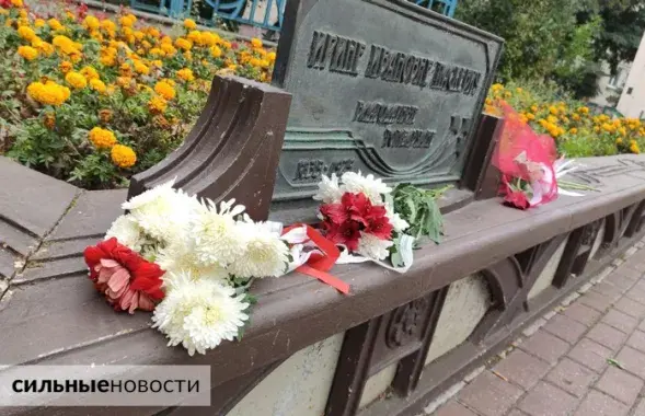 Цветы возле памятника Ирине Паскевич в Гомеле / gomel.today