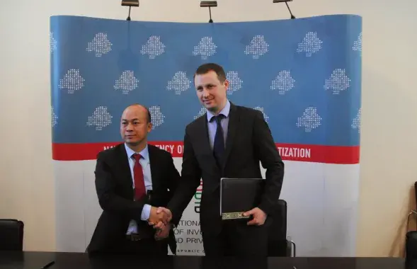 Wang Enpei is on the left. Photo: investinbelarus.by