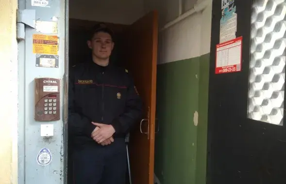 Милиционер на входе в подъезд дома, где проходит обыск / Мария Войтович, Еврорадио
