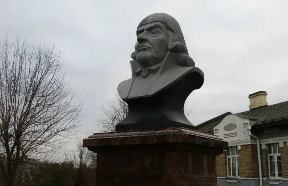 Памятник появился в центре Слонима / Еврорадио​