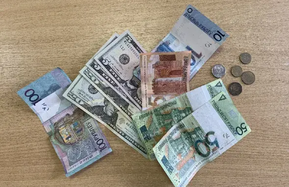 Доллары и рубли: вечное противостояние​