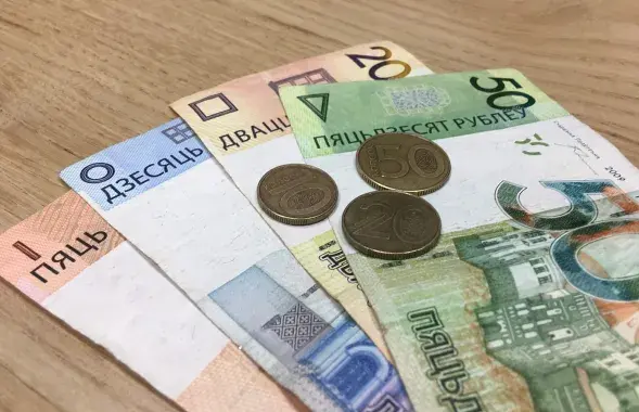 Улады Беларусі вырашылі плаціць па крэдытах у беларускіх рублях, але крэдыторам яны не патрэбны / Еўрарадыё
