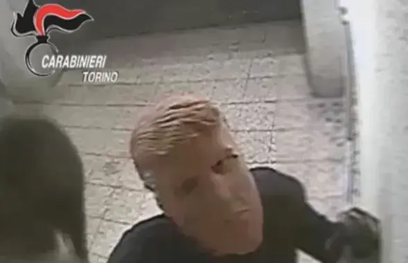 Скриншот с видео ограбления.