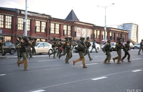 Law-enforcement officers on the bridge near Kalvaryjskaja Street in Minsk / TUT.by