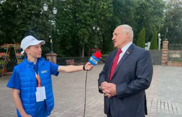 Падлетак з Латвіі бярэ інтэрв&#39;ю ў Лукашэнкі на &quot;Славянскім базары&quot;