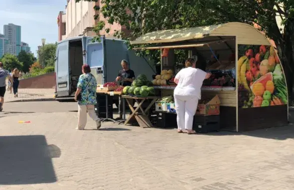 Мікрараён Паўднёвы Захад, Мінск. Павел Кашырын каля прылаўка з садавіной / фота апублікавана з дазволу аўтара