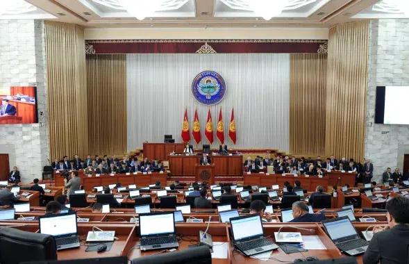 Парламент Кыргызстана не смог обсудить отправку военных в Казахстан / kabar.kg​