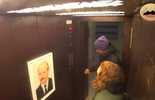Портрет Лукашенко в лифте /&nbsp; Кадр из видео
