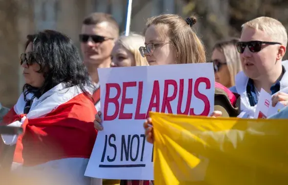 Плакат "Беларусь не Россия" на митинге у литовского Сейма / ELTA
