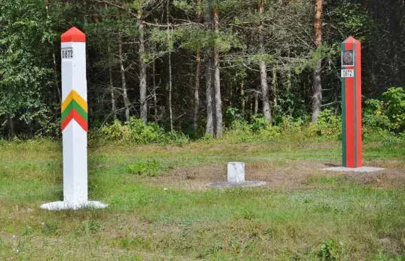 Слупок у цэнтры паказвае, дзе праходзіць мяжа паміж дзяржавамі / zarya.by