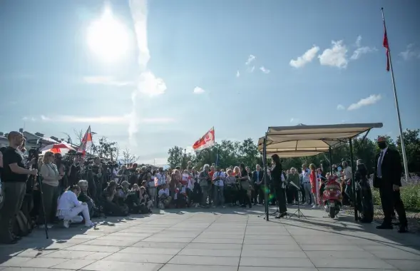 Святлана Ціханоўская размаўляе з беларусамі ў Вільні /&nbsp;@tsikhanouskaya
