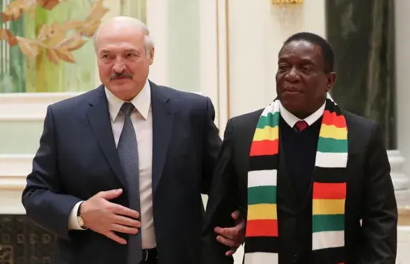 Александр Лукашенко и президент Зимбабве&nbsp;Эммерсон Мнангагва / архивное фото АР
