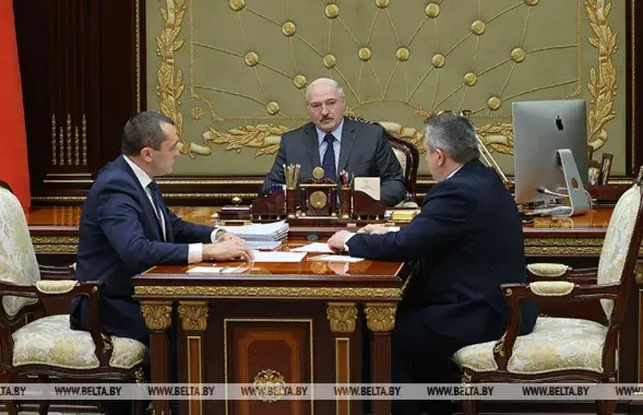 Міністр сельскай гаспадаркі і харчавання Іван Крупко (справа) і віцэ-прэм'ер Аляксандр Субоцін (злева) з дакладамі ў Аляксандра Лукашэнкі / БЕЛТА​