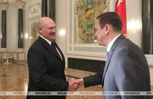 Александр Лукашенко и представитель МТРК "Мир" Владимир Перцов / БЕЛТА