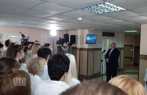 Лукашенко перед врачами Столбцовской больницы / "Пул Первого"​