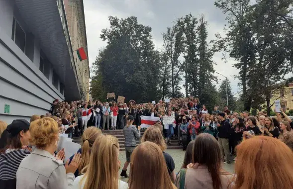 Акцыя пратэсту і салідарнасці каля МДЛУ ў Мінску / Студэнцкая ініцыятыўная група t.me/studenty2020